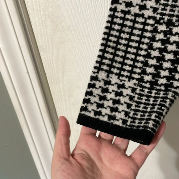 Joseph A. Cropped Black & White Colorblock Sweater Size XL - Picture 4 of 6